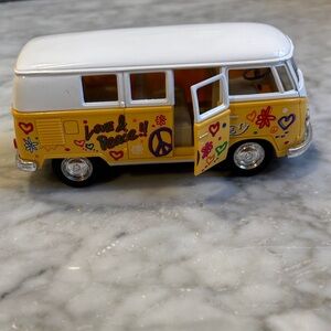 Volkswagen Van Classic Die Cast 1962  
pull back Action  
see video